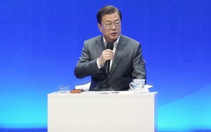 문재인 대통령 “하나의 일자리도 반드시 지킬 것…위기 이겨내자”