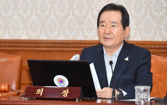 방역, 긴장의 끈 놓지 말아야…경제살리기에도 집중