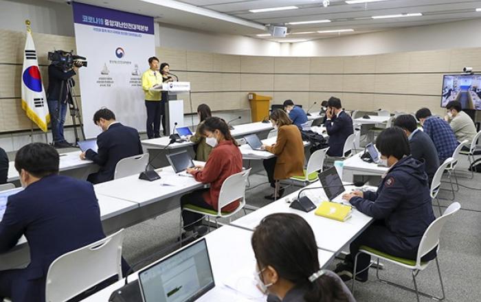 정부 “생활 속 거리두기 전환, 코로나19 종식 의미 아니다”