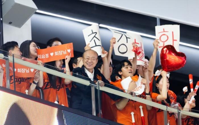 한화 김승연 회장, 이글스 한국시리즈 준우승 격려 “앞으로 더 높은 비상을 기대”