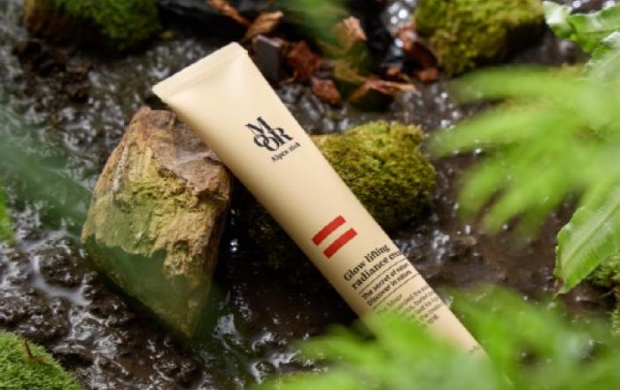 ‘쇼호스트 정서경’이 기획한 ‘알펜무어1618 글로우 리프팅 래디언스 크림’ 출시