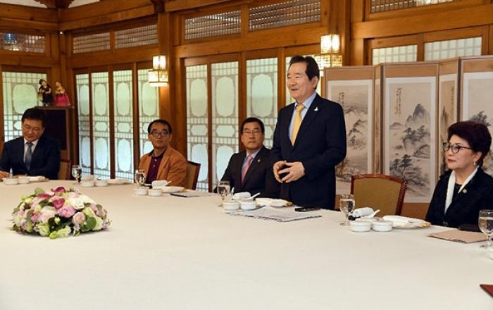 정세균 총리, 5·18 유공자 오찬…“진실 밝히는 것 무엇보다 중요”