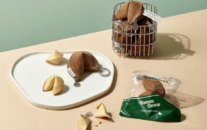 스타벅스, 새해 첫날 이벤트 풍성… 포춘 쿠키 파우치 키링부터 무료 음료 증정까지