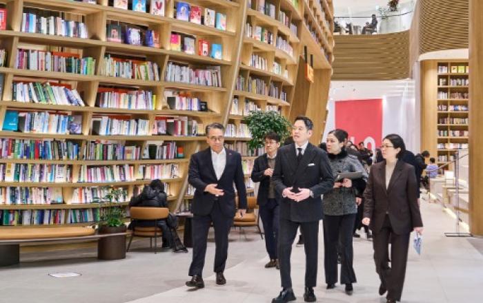 ‘고객 위한 패러다임 시프트, 바로 이 곳!’ 찾은 정용진 회장