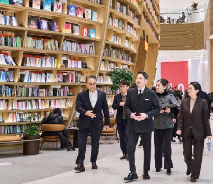 ‘고객 위한 패러다임 시프트, 바로 이 곳!’ 찾은 정용진 회장