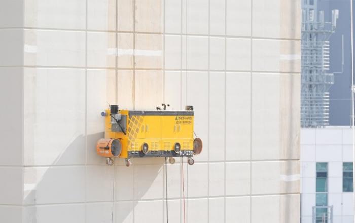 현대엔지니어링 ‘외벽도장로봇’, 국토부 건설신기술 지정... 안전·효율성 확보