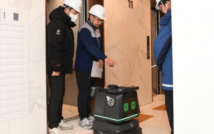 포스코이앤씨, 준공 현장에 '자율주행 청소 로봇' 도입... AI 전환 가속화