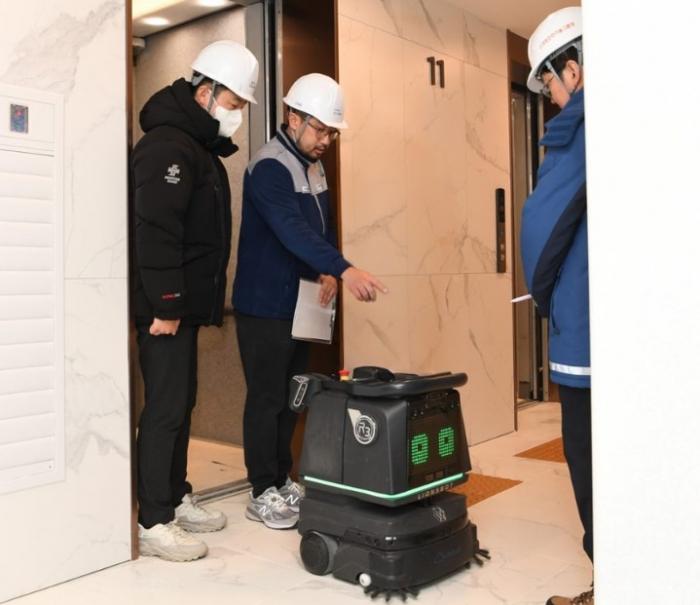 포스코이앤씨, 준공 현장에 '자율주행 청소 로봇' 도입... AI 전환 가속화