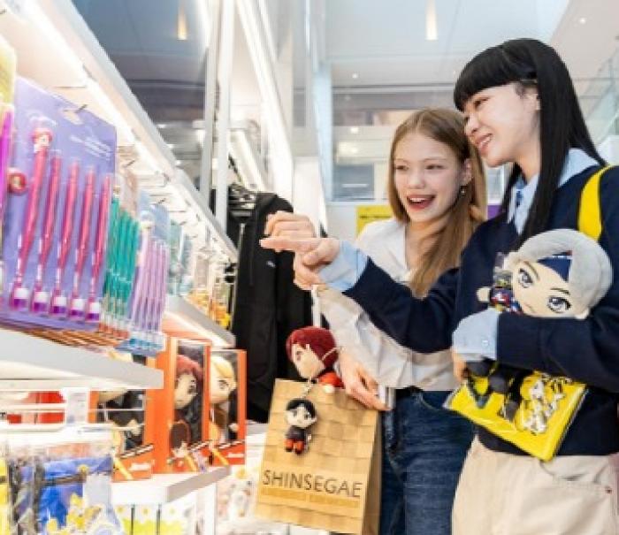 “광화문 공연 앞두고 명동 들썩” BTS 단독 굿즈 판다…신세계면세점, 명동점 BTS 신상 굿즈·마케팅 확대