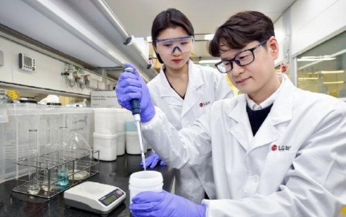 LG화학, 전자소재 매출 2조 원으로 '더블업'…AI·전장 집중 육성