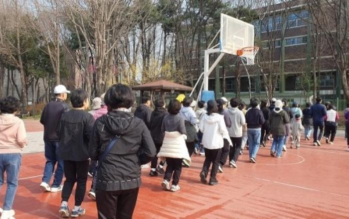 서초구, '슬로우조깅 건강교실' 뜨거운 참여 열기 속 순항