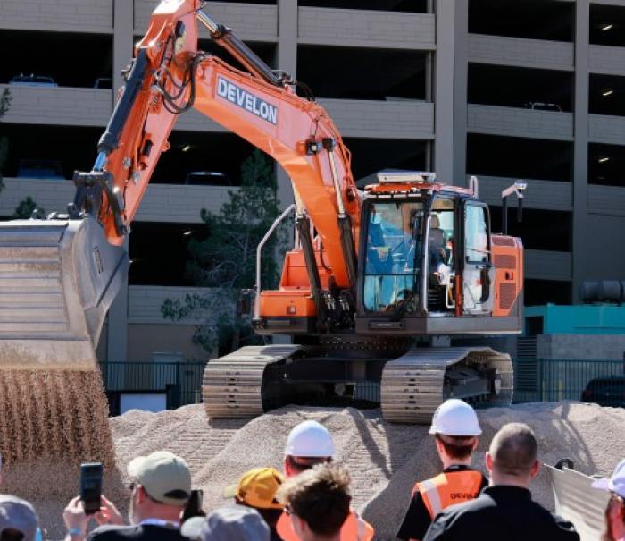 HD현대사이트솔루션, 무인 자율 굴착기 첫 인도
