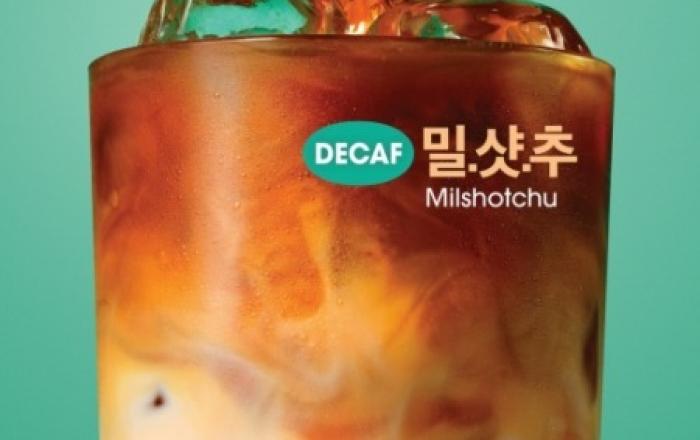 투썸플레이스, 밀크티 활용한 ‘디카페인 밀샷추’ 출시… 여름 커피 메뉴 확대