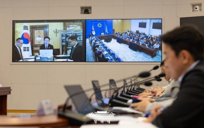 이 대통령, 사상 첫 '해외 화상 수보회의' 주재…
