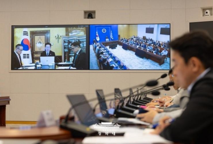이 대통령, 사상 첫 '해외 화상 수보회의' 주재…