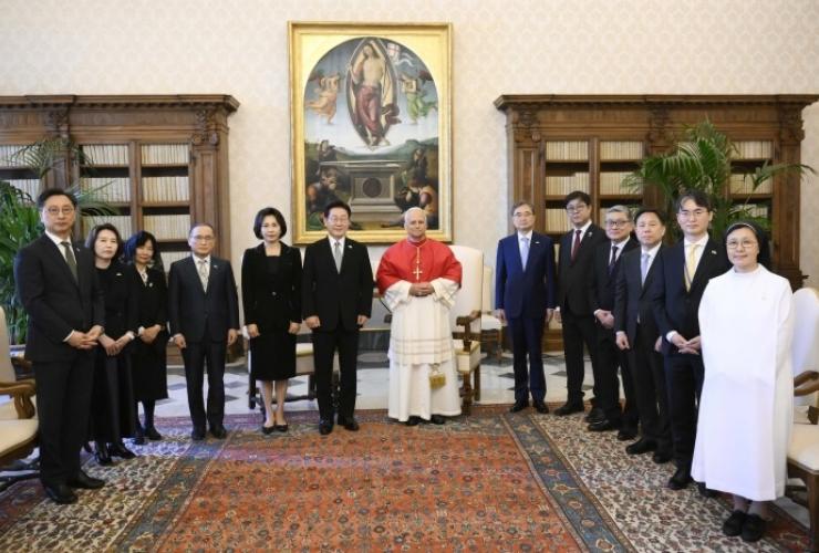 이 대통령, 레오 14세 교황 면담…한반도 평화 지지 재확인 및 방한 초청