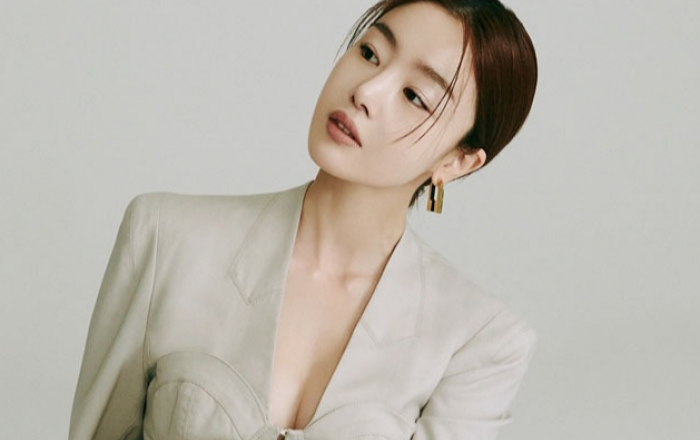 흑백과 컬러를 오가며 담아낸 한선화의 우아한 변신