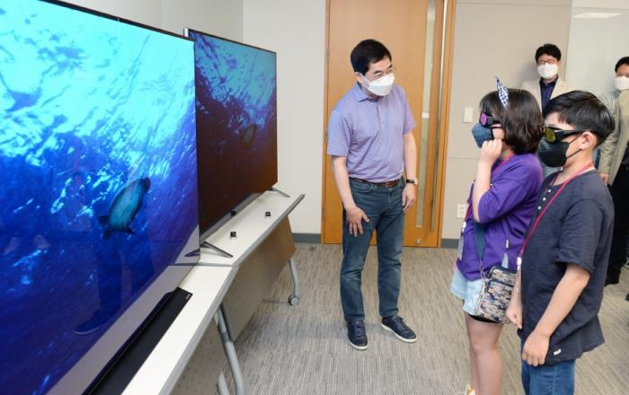 LG전자, TV를 너무나도 좋아하는 초등학생의 편지에 화답한 LG 올레드 TV