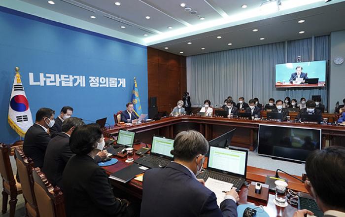 문재인 대통령 “고용보험 사각지대 빠르게 해소해야”