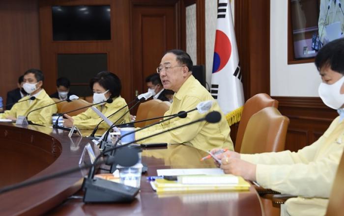 홍남기 부총리 “해외수주 전방위 지원…올해 300억 달러 달성 총력”