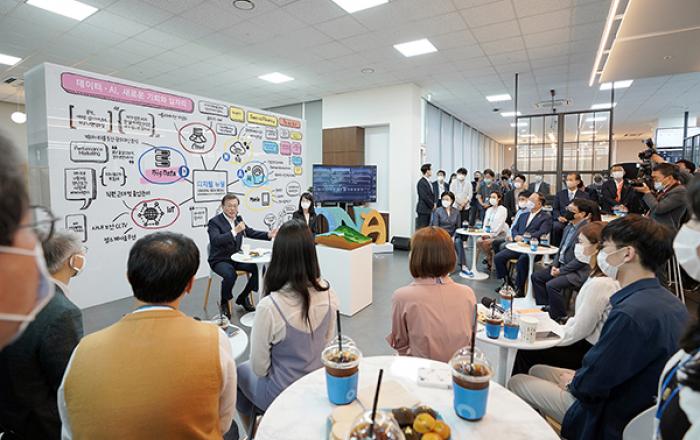 문재인 대통령, 춘천 데이터·AI 전문기업 찾아…한국판 뉴딜 첫 현장방문