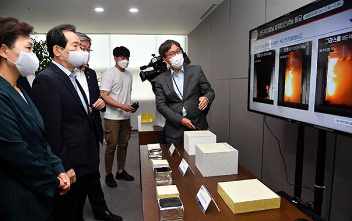 정세균 총리 “관계부처 장관, 대책 실행에 직 건다는 자세로 임해달라”