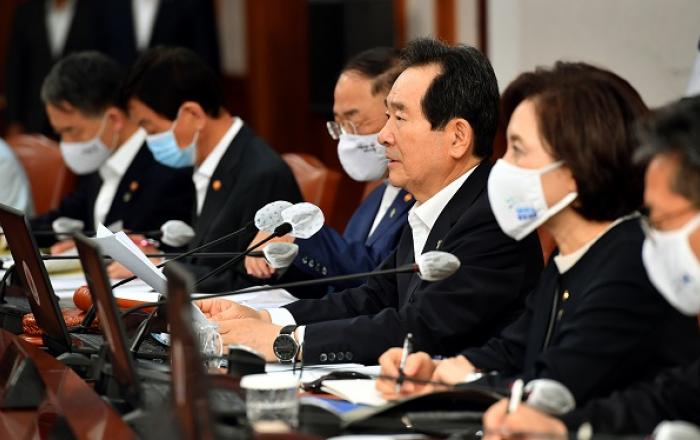 정세균 총리 국무회의 주재…“여름 휴가철 재충전하면서 ‘휴가 속 거리두기’ 철저히”