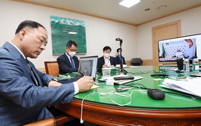 홍남기 부총리 “세계경제 회복위해 방역·경제 균형 둬야”