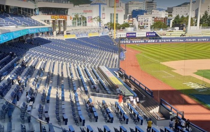 프로야구 26일·프로축구 8월1일부터 관중석 10% 제한적 입장