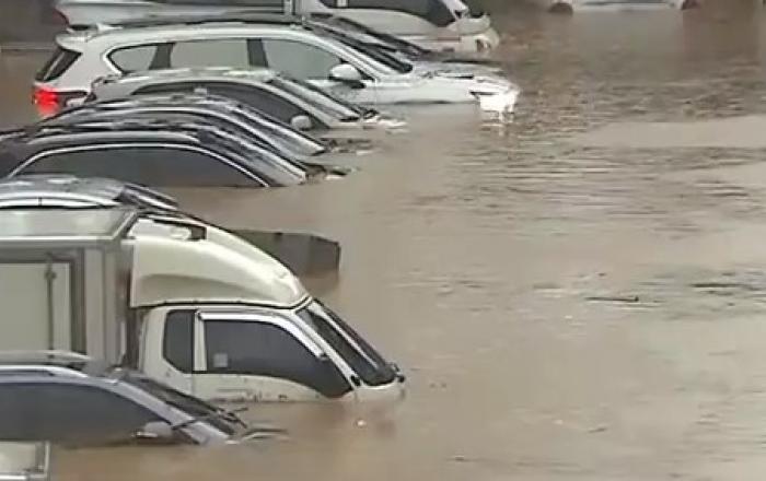 물 폭탄 맞은 반침수차 방치하면 고장차 될 수 있다.