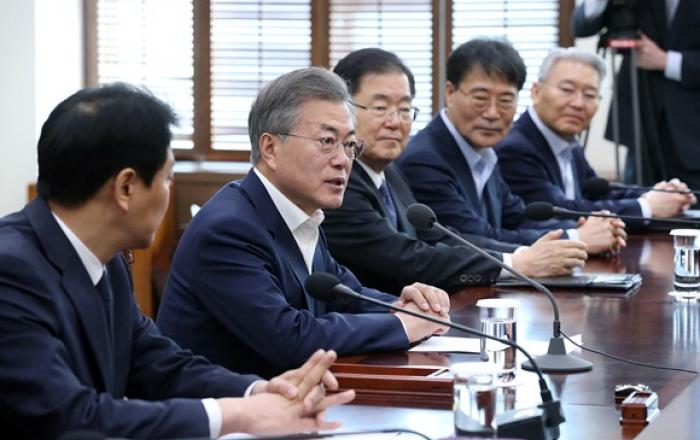 문 대통령 “비상한 각오로 엄중한 경제상황 대처… 과장,허위,가짜뉴스 경계해야”