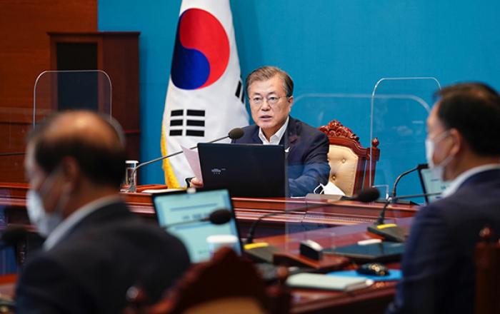 문재인 대통령 “그릇된 신념과 가짜뉴스, 국민 피해 너무 크다”