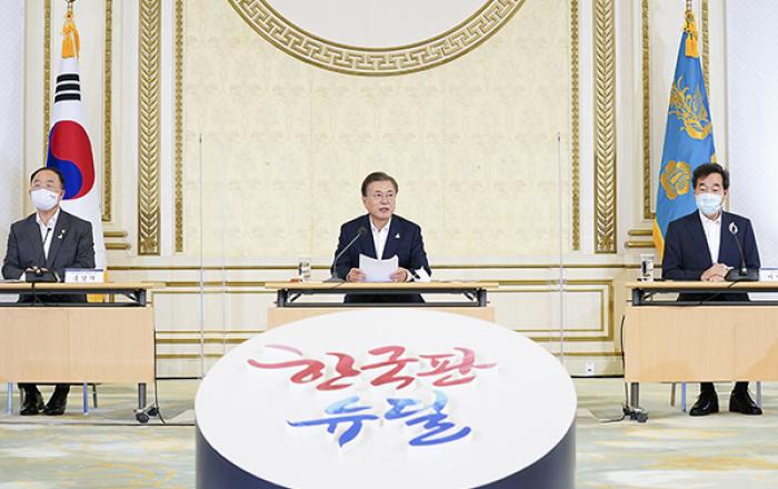 문재인 대통령 “정책금융 100조·민간금융 70조 투입…규제혁신도 속도감 있게 추진”