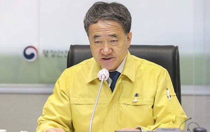 박능후 복지장관 “안정세 도래 더뎌…야외 공간도 밀접 여건 조성되면 감염 위험”