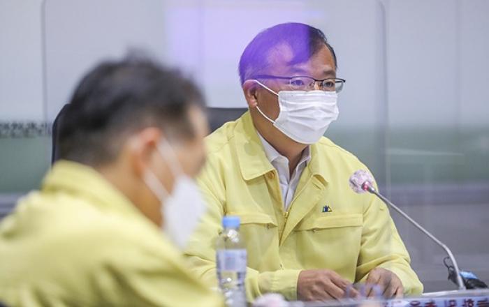 정부 “확진자 여전히 100명대…방역수칙 꼭 지켜야”