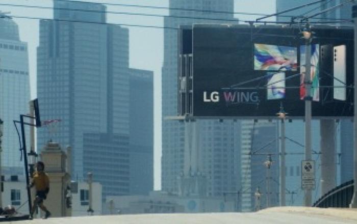 LG 윙, 세계적인 영화감독 마이클 베이 신작 영화서 시선강탈