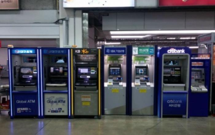ATM에 낀 카드 돌려줄 때 신분증 요구…20일부터 시행