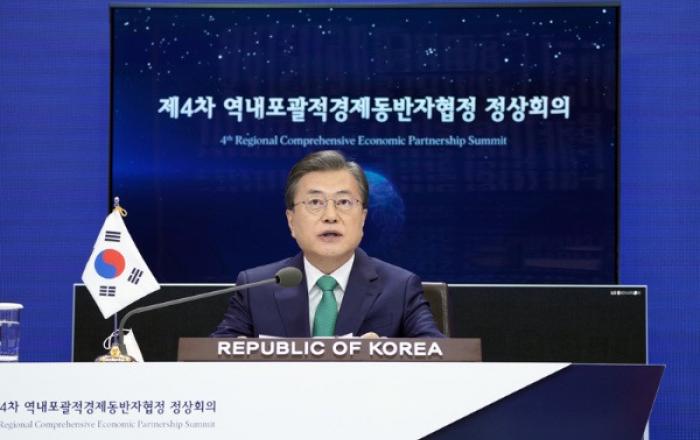 문재인 대통령 “RCEP서명, 역사적 순간…다자주의 회복·자유무역 발전에 기여 확신”