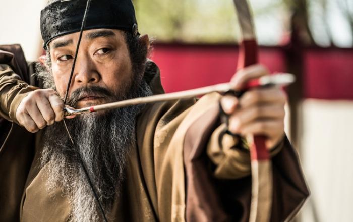 손현주, '저스티스' 포커페이스VS'광대들: 풍문조작단' 결이 다른 안타고니스트!