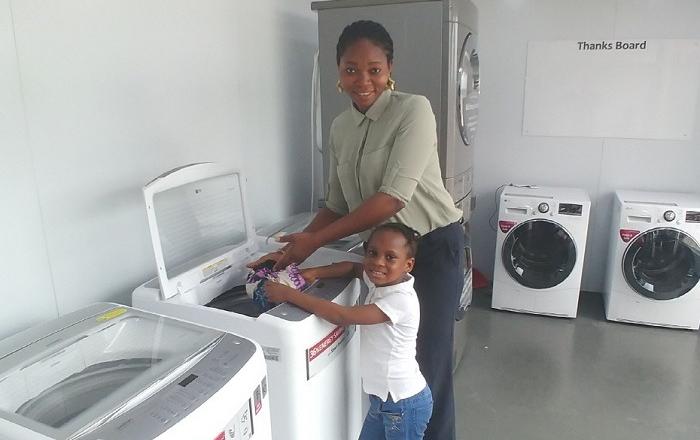나이지리아에 정전에도 끄떡없는 무료 세탁방 개소