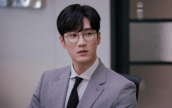 ‘카이로스’ 안보현, 설렘유발 훈남 과장의 완벽 수트핏… “이런 상사 어디 있나요”