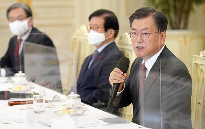 문재인 대통령 “코로나 백신 특별히 늦지않게 접종...방역 모범국가로 불릴 정도로 잘 대응” 