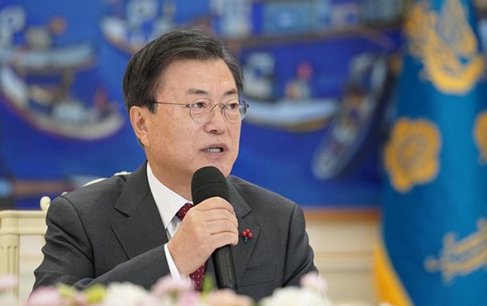 문재인 대통령, “과할 정도로 확보하라” 4월부터 백신확보 지시