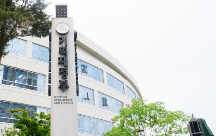 KDI 긴급재난지원금 효과, 신용·체크카드 매출액 4조원 늘어…민간소비회복 기여