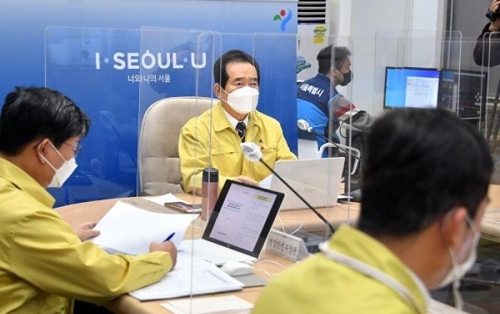 유행 최대 고비...누적 확진자 40%가 한달새 발생