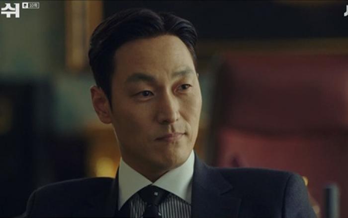 '허쉬' 김재철, '여유+서늘한 미소' 분위기 장악하는 강렬 존재감