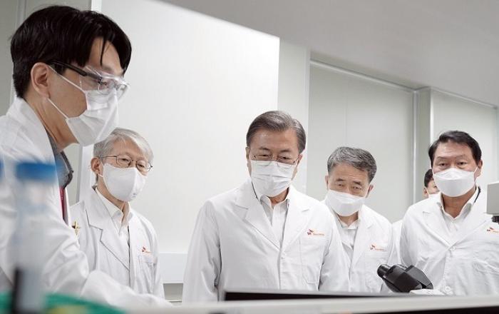 문재인 대통령 “노바백스-SK 계약, 2000만명분 백신 추가확보 가능”