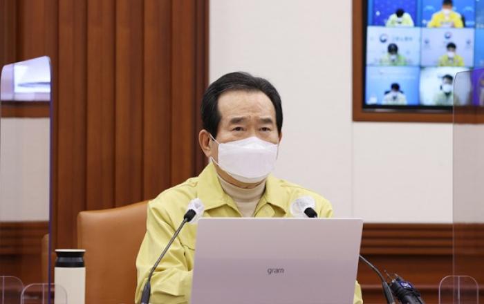 정세균 총리 “화이자 백신 2월 중순 국내 반입...현재 거리두기 2주 연장”