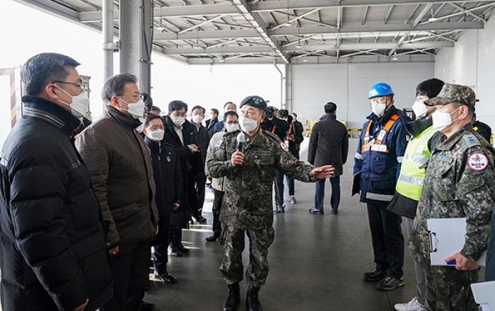 문재인 대통령, 백신 수송훈련 직접 챙겨...인천공항 범부처 합동훈련 참관