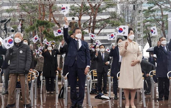 문재인 대통령 “동북아방역협력체 北 참여하면 한반도평화 물꼬 될 것”